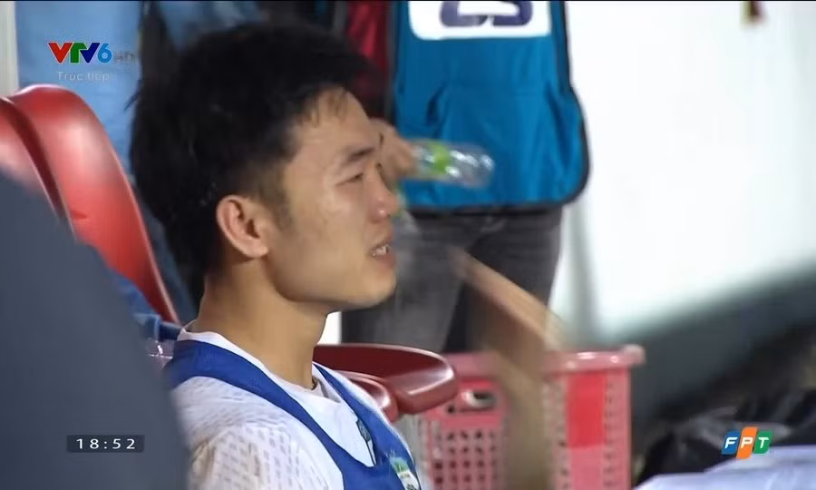 Ống kính truyền hình bắt được khoảnh khắc bật khóc của Xuân Trường. Ảnh cắt từ video