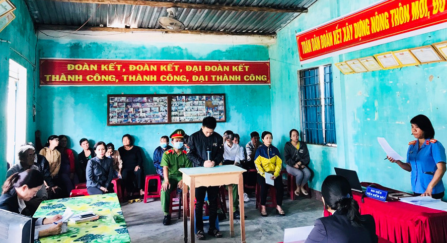 Quang cảnh phiên tòa lưu động tại xã Tân Định. Ảnh Công an cung cấp