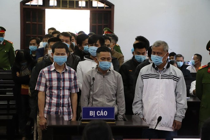 Đại gia xăng dầu Trịnh Sướng (phải) và các đồng phạm tại phiên tòa ngày 12-1