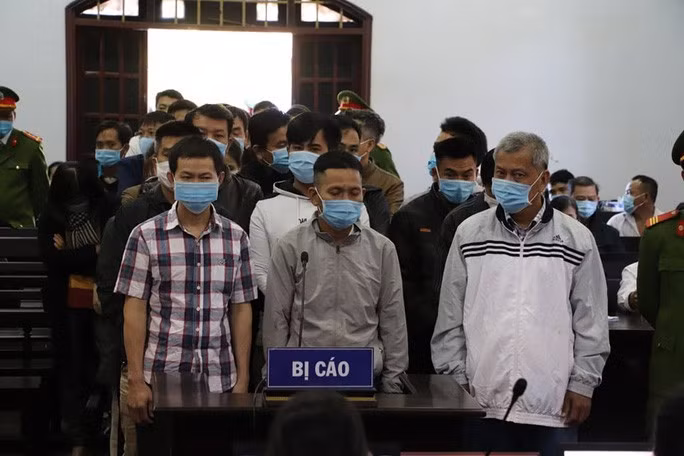 Đại gia xăng dầu Trịnh Sướng (phải) và các đồng phạm tại phiên tòa ngày 12-1