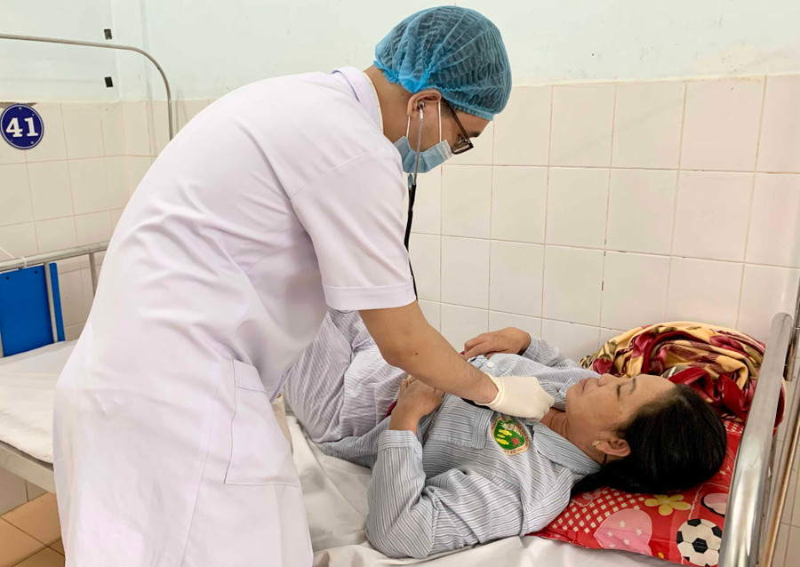 Khám bệnh cho người dân tại Bệnh viện Đa khoa tỉnh. Ảnh: Như Ý