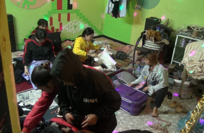 Các nhân viên bị nhốt trong phòng. (Ảnh: T.S)