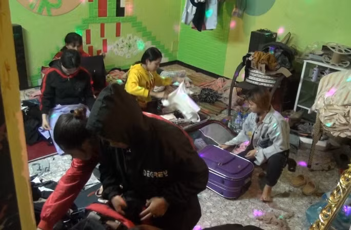 Các nhân viên bị nhốt trong phòng. (Ảnh: T.S)