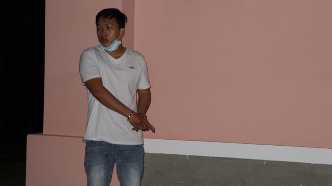 Tại trường Bùi Thị Xuân, sau khi lẻn vào trường, Phúc đã trốn phía sau dãy lớp học để tránh bị phát hiện.