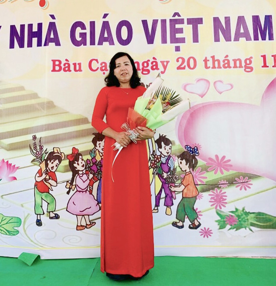 Chị Nguyễn Thị Hòa Bình (xã Bàu Cạn, huyện Chư Prông) đã chọn gắn bó với nghề “gõ đầu trẻ” trên quê hương thứ hai. Ảnh: Mộc Trà Chị Nguyễn Thị Hòa Bình (xã Bàu Cạn, huyện Chư Prông) đã chọn gắn bó với nghề “gõ đầu trẻ” trên quê hương thứ hai. Ảnh: Mộc Trà