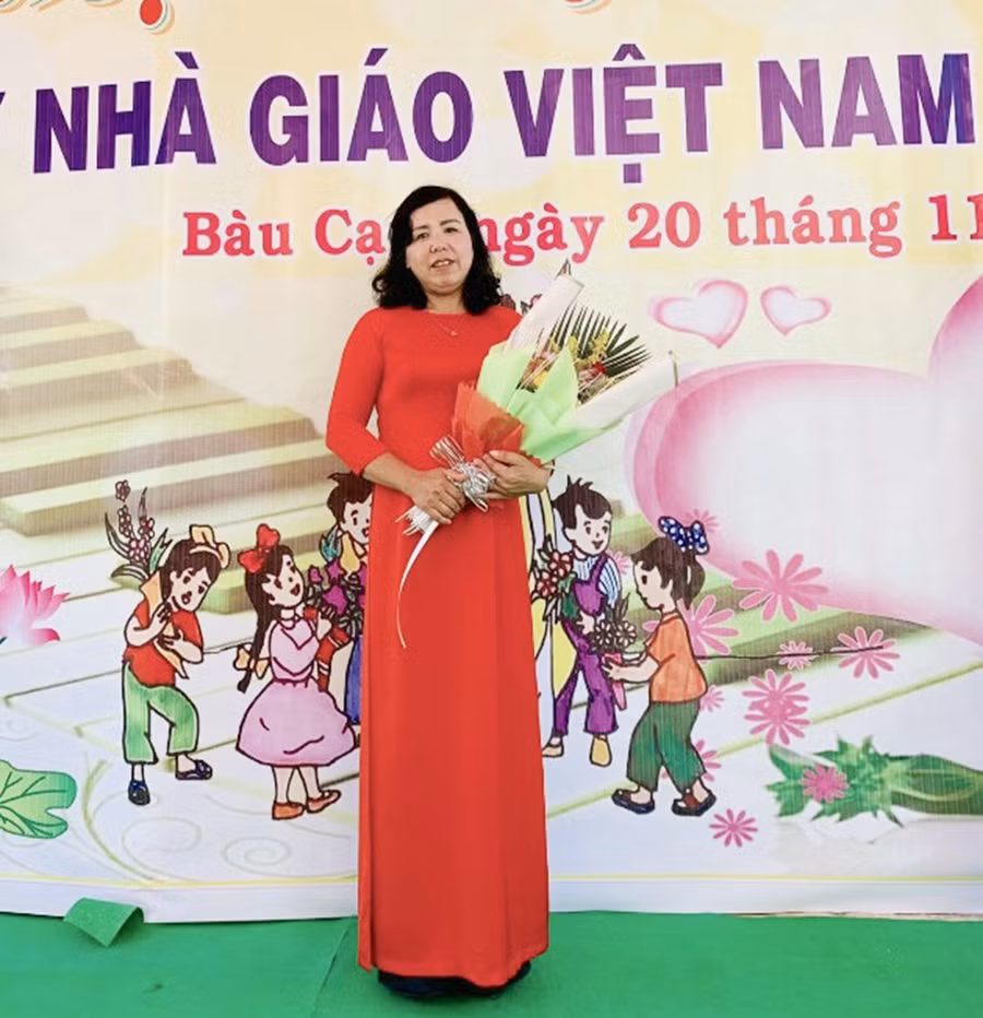 Chị Nguyễn Thị Hòa Bình (xã Bàu Cạn, huyện Chư Prông) đã chọn gắn bó với nghề “gõ đầu trẻ” trên quê hương thứ hai. Ảnh: Mộc Trà