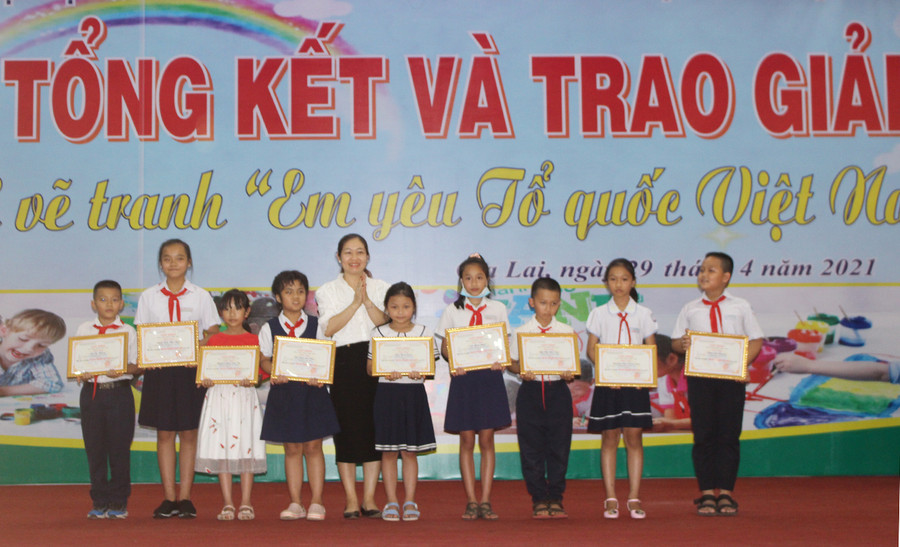 Chị Nguyễn Thị Thùy Trang-Phó Giám đốc Trung tâm Hoạt động Thanh thiếu nhi tỉnh tặng giải C cho các thí sinh khối Tiểu học. Ảnh: Phan Lài