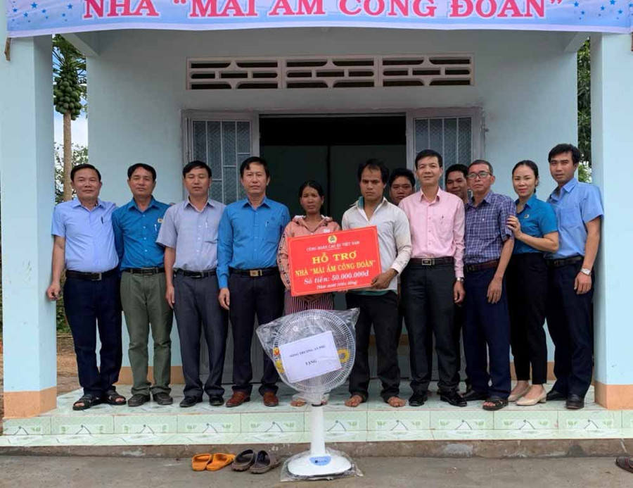 Năm 2020 gia đình chị Chăn đã được hỗ trợ xây dựng nhà “Mái ấm Công đoàn”. Ảnh: Đinh Yến