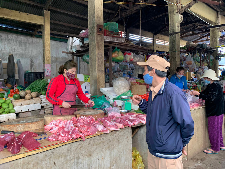 26-4-2021 Lực lượng chức năng phường Hội Thương, TP.Pleiku nhắc nhở người dân đeo khẩu trang phòng dịch. Ảnh Như Nguyện