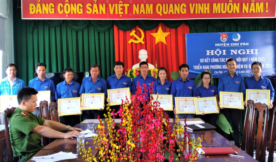 Đoàn TN huyện trao giải cho các cá nhân đạt giải cuộc thi