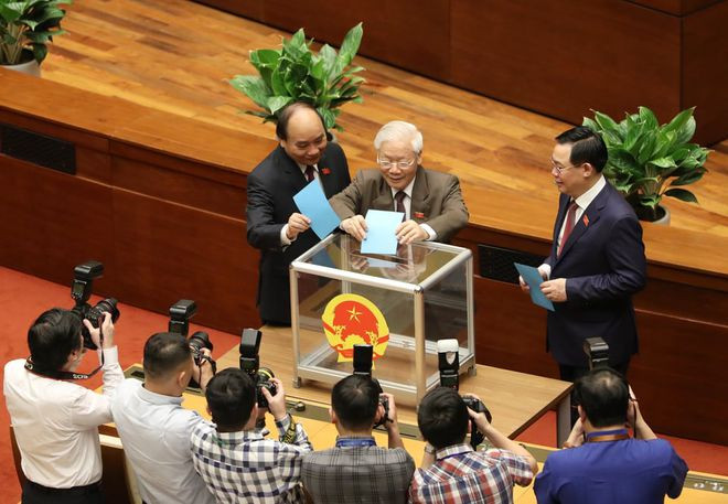 Các đại biểu bỏ phiếu miễn nhiệm Thủ tướng Chính phủ Nguyễn Xuân Phúc sáng 2.4 - Ảnh Gia Hân Các đại biểu bỏ phiếu miễn nhiệm Thủ tướng Chính phủ Nguyễn Xuân Phúc sáng 2.4 - Ảnh Gia Hân