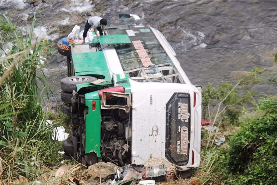 Một vụ tai nạn xe khách nghiêm trọng trên đường đèo Lò Xo (Kon Tum). Ảnh: T.A