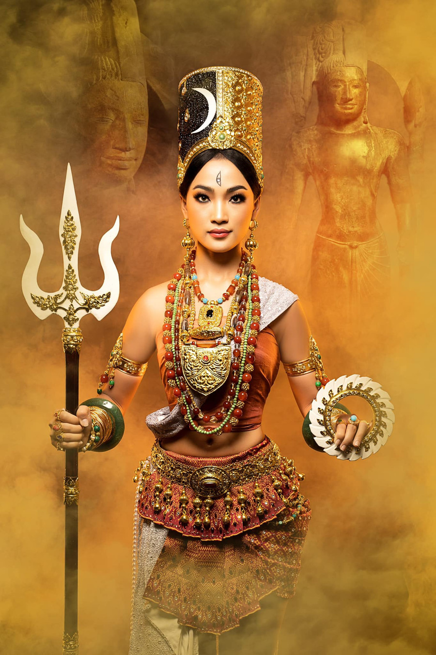 Bộ trang phục dân tộc đậm chất tôn giáo mà mỹ nhân Campuchia mang đến Miss Universe. ẢNH: MISSOSOLOGY