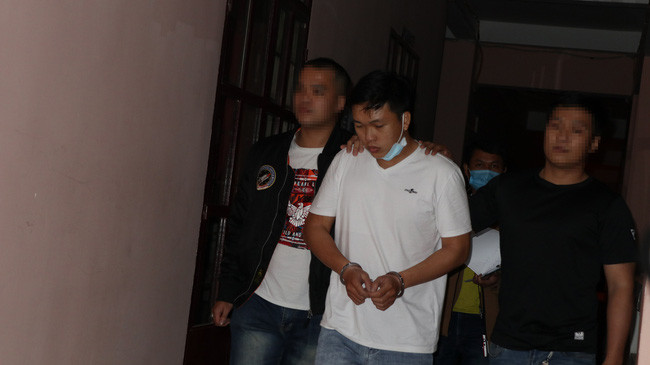 Lực lượng chức năng đưa Phúc đến trường THPT Bùi Thị Xuân thực nghiệm hiện trường.