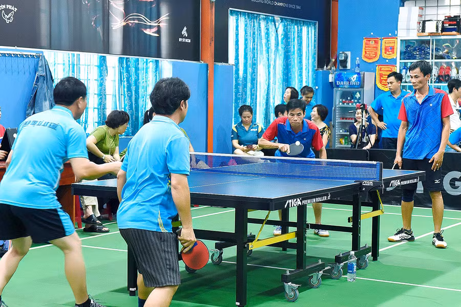 Các vận động viên tranh tài ở nội dung đôi nam giữa LĐLĐ thị xã an khê và TP. Pleku. Ảnh: Đức Thụy