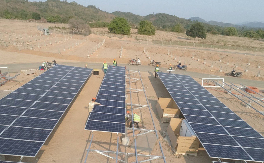 Công nhân Công ty cổ phần Đầu tư Năng lượng tái tạo Licogi 16 Gia Lai triển khai lắp đặt những tấm pin năng lượng mặt trời. Ảnh: Minh Triều Công nhân Công ty cổ phần Đầu tư Năng lượng tái tạo Licogi 16 Gia Lai triển khai lắp đặt những tấm pin năng lượng mặt trời. Ảnh: Minh Triều