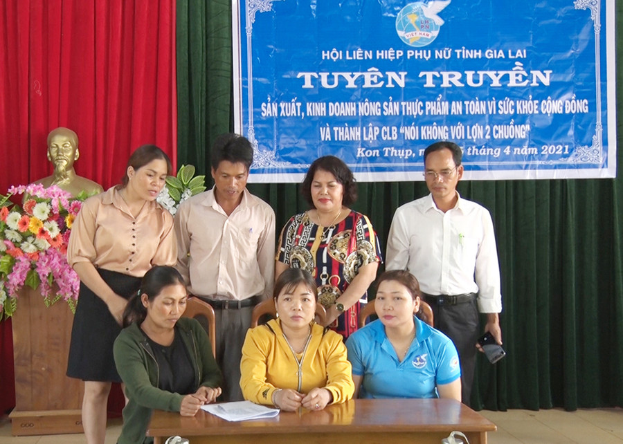  Các thành viên câu lạc bộ ký cam kết. Ảnh: Hà Phương