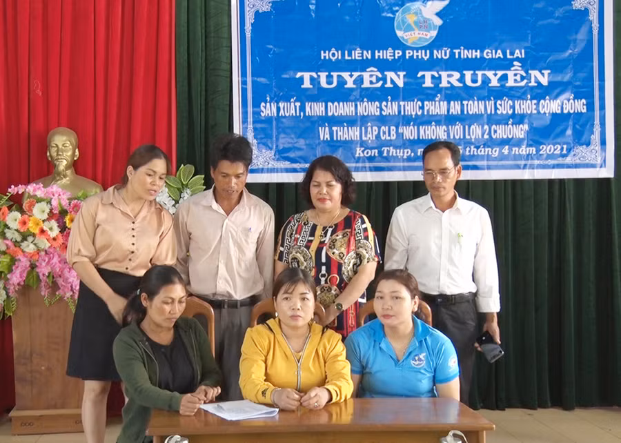 Các thành viên Câu lạc bộ "Nói không với lợn 2 chuồng" ký cam kết. Ảnh: Hà Phương Các thành viên câu lạc bộ ký cam kết. Ảnh: Hà Phương