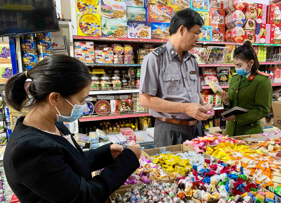 Công tác thanh kiểm tra đột xuất về ATTP sẽ được đẩy mạnh trong Tháng hành động vì ATTP năm 2021. Ảnh: Như Nguyện