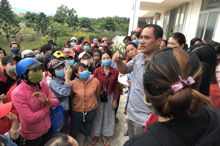 Ông Lê Bá Thuận (áo nâu) trong buổi đối thoại, giải quyết đình công tại công ty may trên địa bàn Thị xã Ninh Hoà. Ảnh: Phương Linh