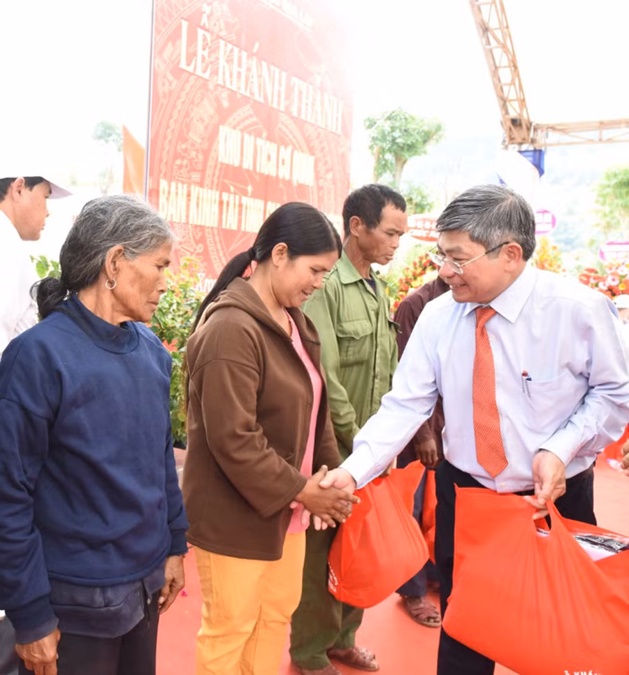 Giám đốc Sở Tài chính Nguyễn Anh Dũng tặng quà cho các gia đình có hoàn cảnh khó khăn. Ảnh: Đức Thụy