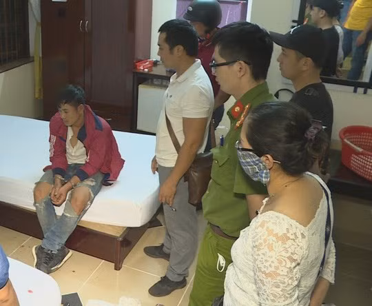 Đối tượng Hoàng Dân Thắng bị bắt giữ. (Nguồn: Báo Người lao động)