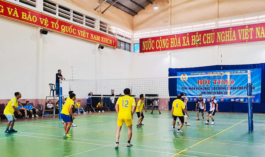 Môn bóng chuyền nam thi đấu ngay sau lễ khai mạc. Ảnh: Hà Phương 2 đội thi đấu môn bóng chuyền sau lễ khai mạc. Ảnh: Hà Phương