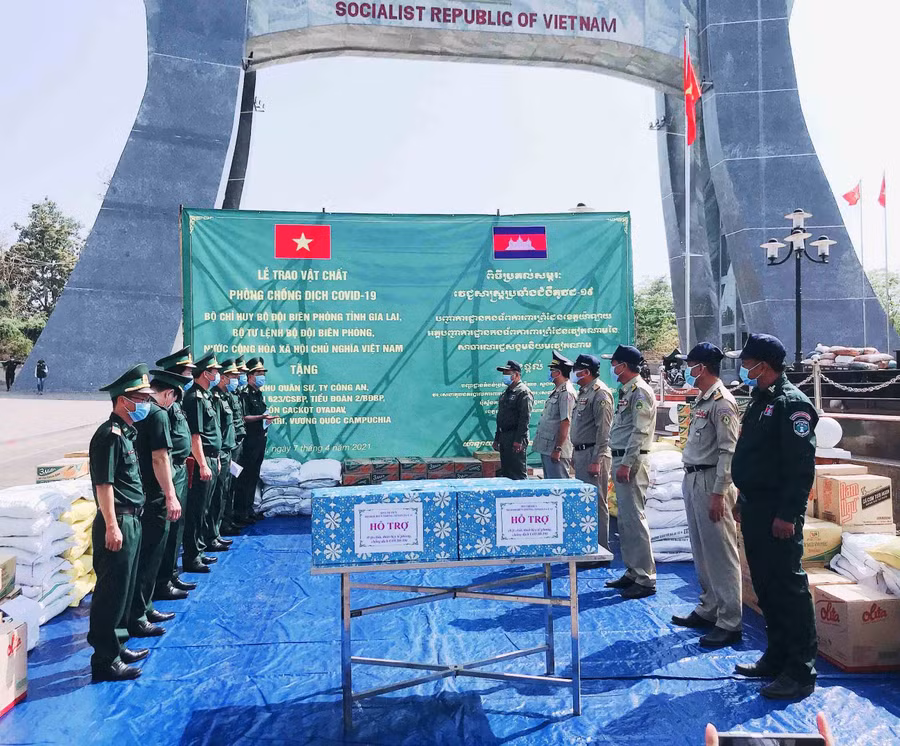  1 Bộ đội Biên Phòng tỉnh và lực lượng bảo vệ biên Campuchia trao nhu yếu phẩm và trang thiết bị. Ảnh: Vĩnh Hoàng