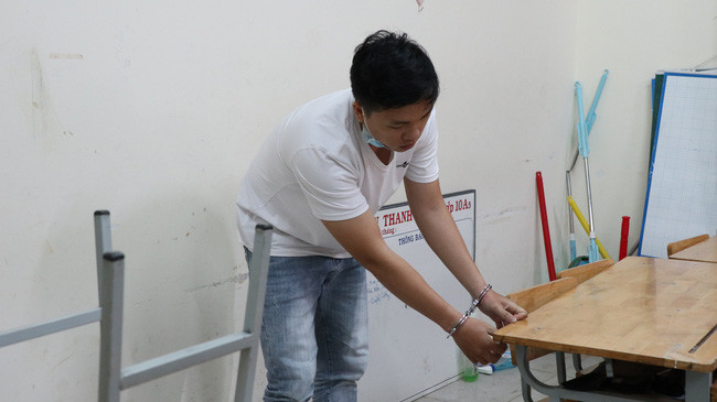 Đối tượng Phúc đã vào các lớp học lục lọi cặp sách của học sinh để lấy trộm điện thoại và tiền.