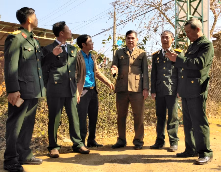 Ông Chu Xuân Toàn (thứ 3 từ phải sang) trao đổi với cán bộ Hội trong ngày triển khai mô hình “Ánh sáng camera và tiếng kẻng an ninh” ở làng Dư (xã Ia Hrú). Ảnh: Hùng Tấn