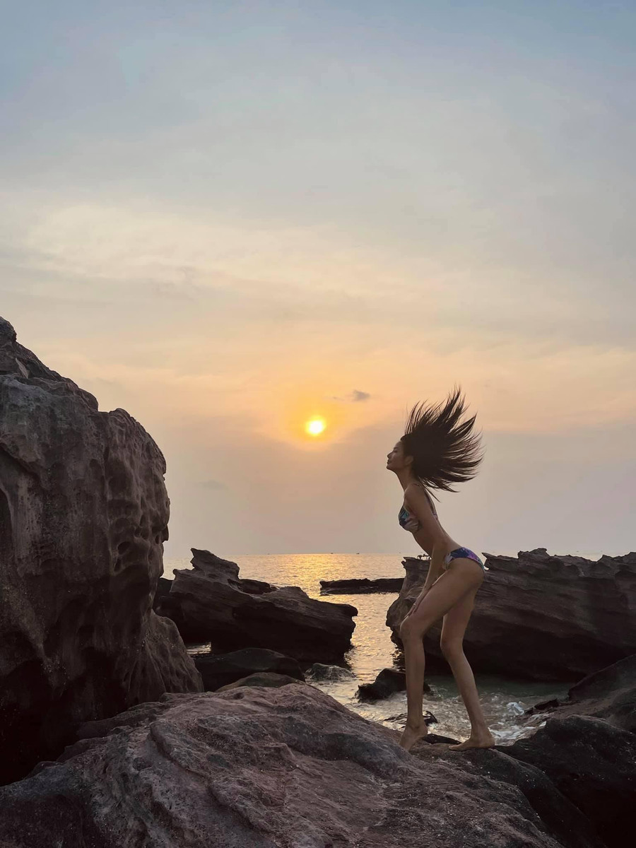 Khoảnh khắc Á hậu Hoàng Thùy diện bikini họa tiết bắt mắt, tự tin tạo dáng trước ống kính.