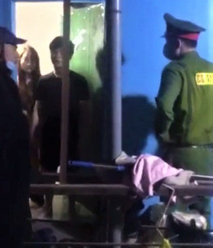 Công an kiểm tra hiện trường vụ việc. Ảnh: L.P.