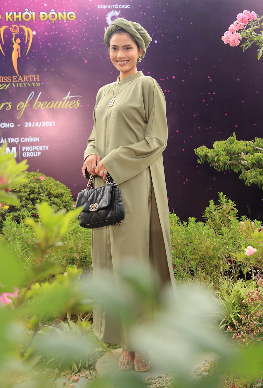 Trương Thị May gây ấn tượng khi lựa chọn áo dài xuất hiện tại buổi họp báo. ẢNH: BTC