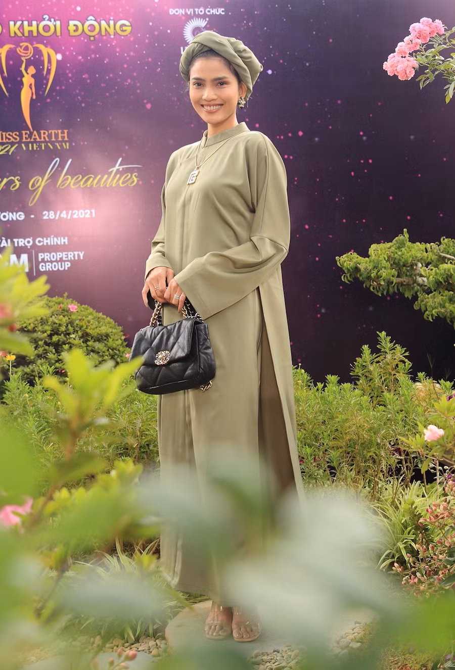 Trương Thị May gây ấn tượng khi lựa chọn áo dài xuất hiện tại buổi họp báo. ẢNH: BTC