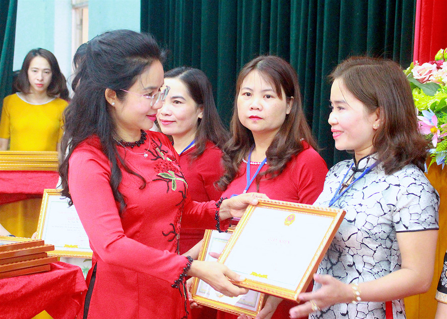 Phó Giám đốc Sở GD-ĐT Bùi Khoa Nghi trao giải khuyến khích cho các giáo viên. Ảnh: Mộc Trà