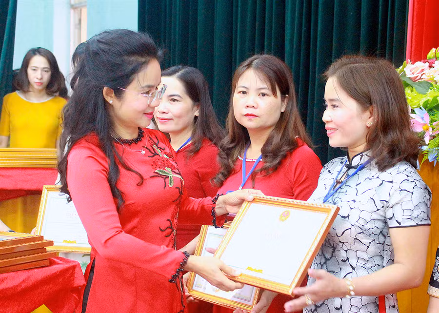 Phó Giám đốc Sở GD-ĐT Bùi Khoa Nghi trao giải khuyến khích cho các giáo viên. Ảnh: Mộc Trà