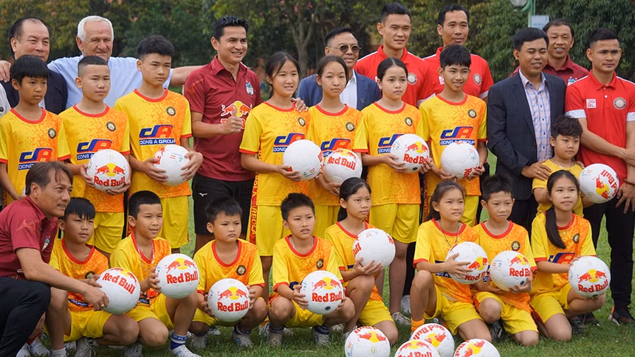 HLV Kiatisak cùng lãnh đạo CLB bóng đá Thanh Hóa trao quà cho trẻ em Làng trẻ em SOS Thanh Hóa sáng ngày 26.4. ẢNH MINH HẢI