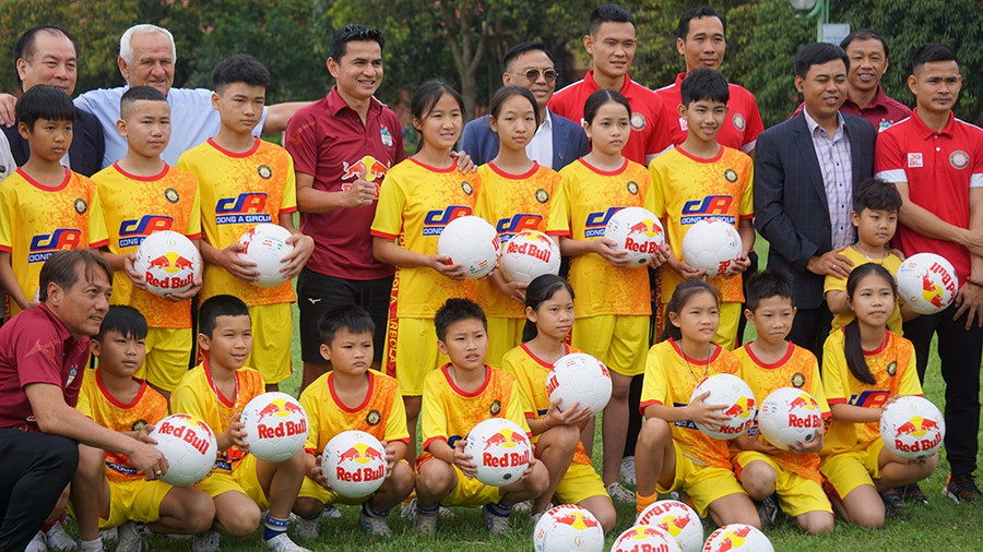 HLV Kiatisak cùng lãnh đạo CLB bóng đá Thanh Hóa trao quà cho trẻ em Làng trẻ em SOS Thanh Hóa sáng ngày 26.4. ẢNH MINH HẢI