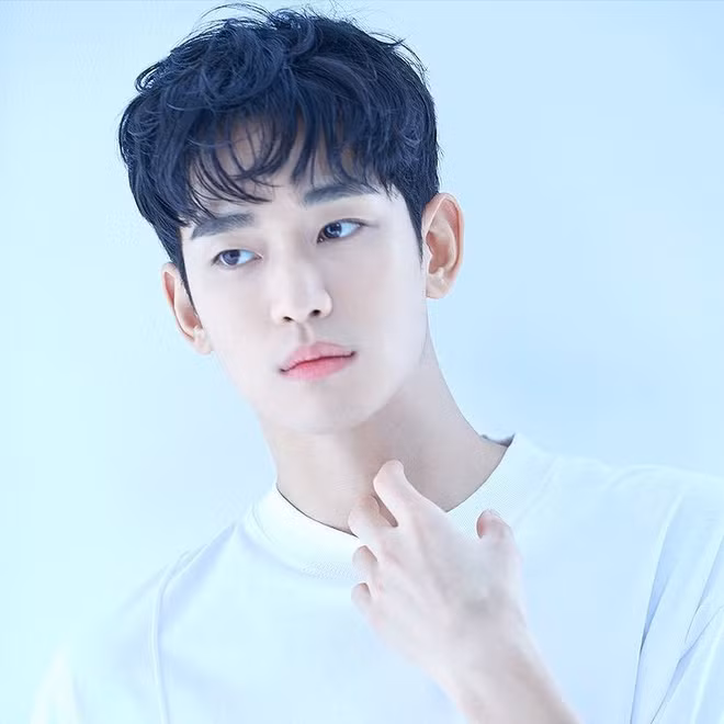Kể từ khi nổi đình đám khắp châu Á nhờ Vì sao đưa anh tới, tên tuổi Kim Soo Hyun thăng hạng vượt bậc kéo theo mức thù lao của anh cũng tăng chóng mặt - ẢNH: INSTAGRAM NV