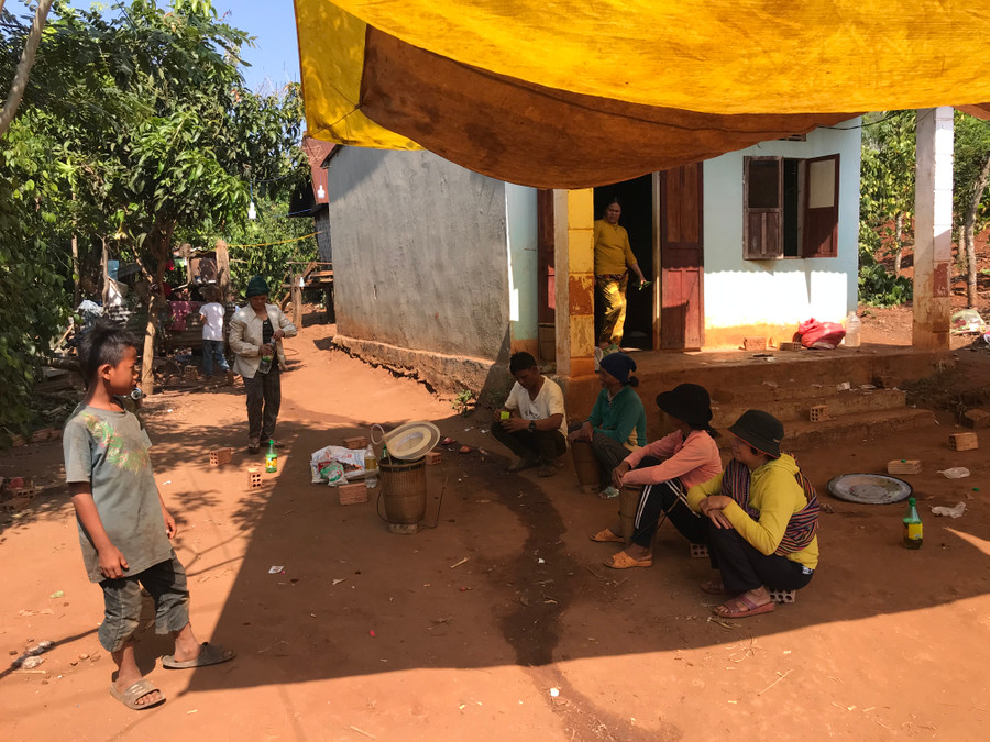  Bà con dân làng chia sẻ nỗi đau mất mát với gia đình ông Yach. Ảnh: Lê Văn Ngọc