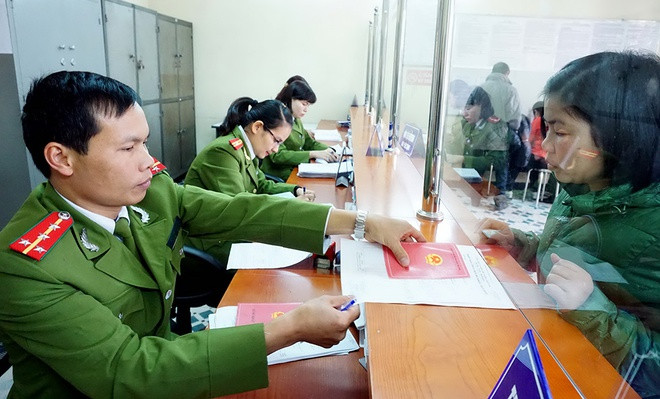 Làm hộ khẩu tại Công an H.Gia Lâm, Hà Nội - ẢNH: NGỌC THẮNG Làm hộ khẩu tại Công an H.Gia Lâm, Hà Nội - ẢNH: NGỌC THẮNG