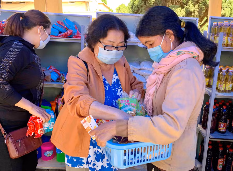 -Bệnh nhân nghèo mua sắm miễn phí tại “Siêu thị 0 đồng”. Ảnh: Như Nguyện