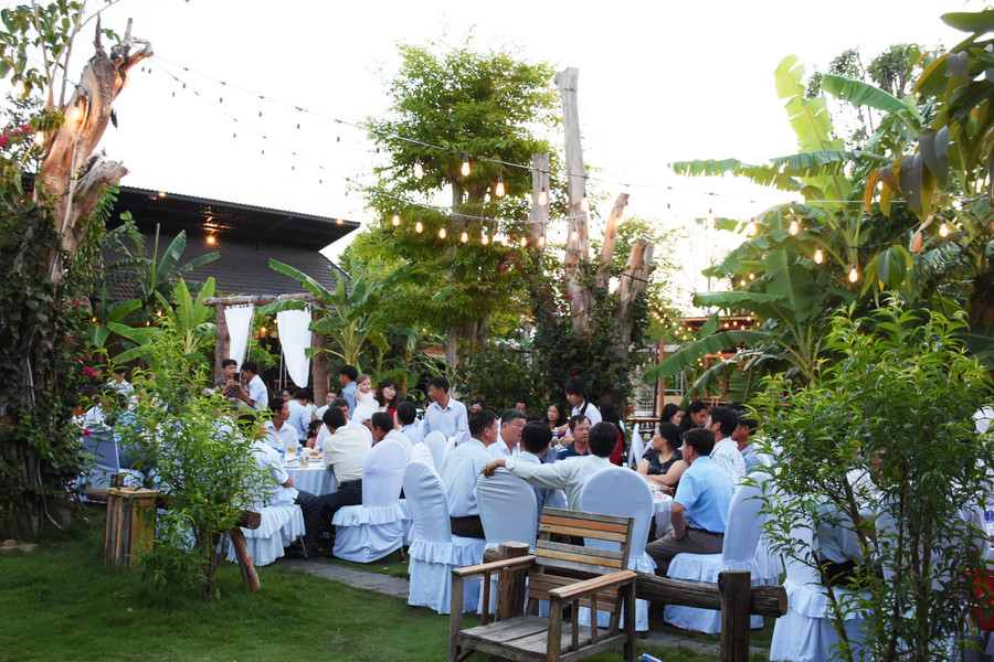 Việc tổ chức ngoài trời với không gian thoáng đãng đem lại cảm giác mới lạ cho mọi người. Ảnh: Minh Phương Việc tổ chức ngoài trời với cách thức sáng tạo nên hầu như mỗi tiệc đều mang màu sắc riêng, không đụng hàng. Ảnh: Minh Phương