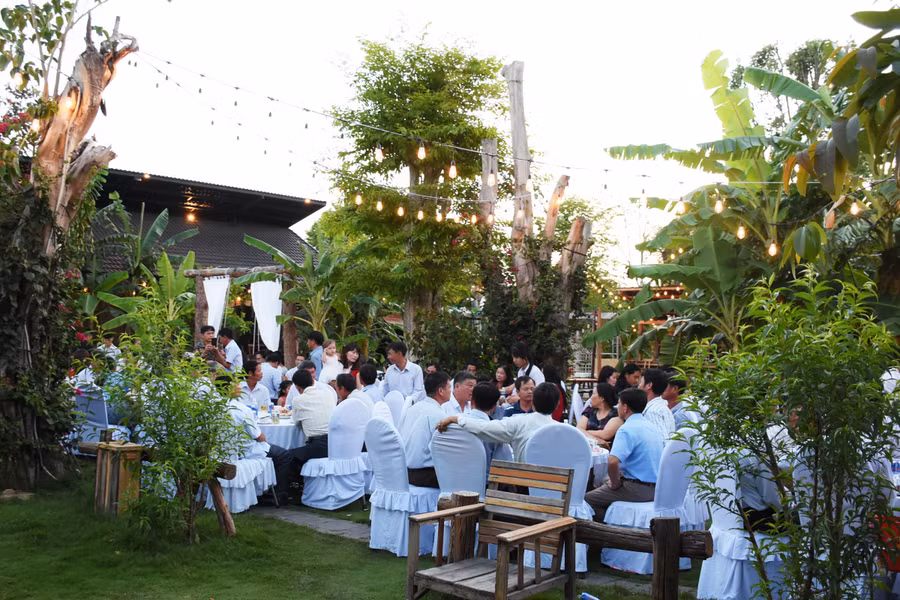 Việc tổ chức ngoài trời với cách thức sáng tạo nên hầu như mỗi tiệc đều mang màu sắc riêng, không đụng hàng. Ảnh: Minh Phương