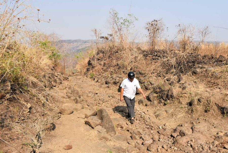 Con đèo đá còn nguyên sơ (tên thường gọi là đèo Pháp) dẫn xuống lòng hồ Ayun Hạ-nơi diễn ra trận đánh năm 1954. Ảnh: Trần Dung Con đường đá còn nguyên sơ (tên thường gọi là đèo Pháp) dẫn xuống lòng hồ Ayun Hạ-nơi diễn ra trận đánh năm 1954. Ảnh: Trần Dung