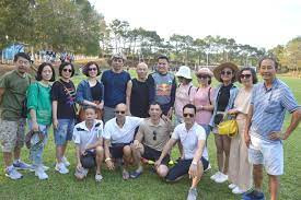 Kiatisak thân thiện chụp hình giao lưu với người hâm mộ -Ảnh: Minh Vỹ  Kiatisak thân thiện chụp hình giao lưu với người hâm mộ -Ảnh: Minh Vỹ