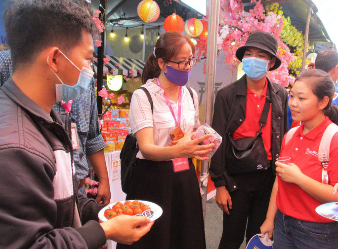 Nhiều người lần đầu được thử cà chua đắt đỏ