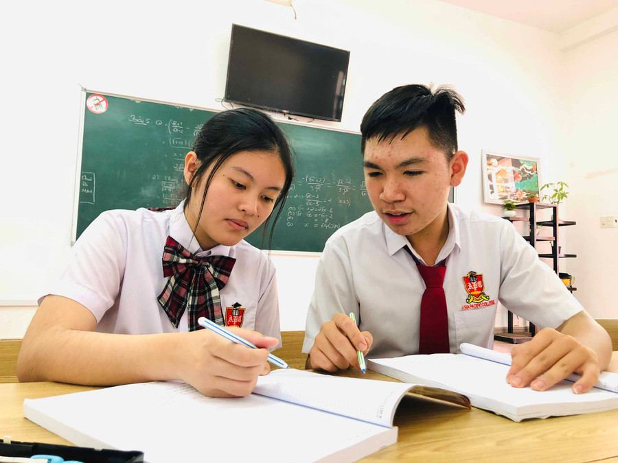 Em Hoàng Bùi Nghĩa Dũng ôn luyện môn Toán cùng bạn học. Ảnh: Nguyễn Giang