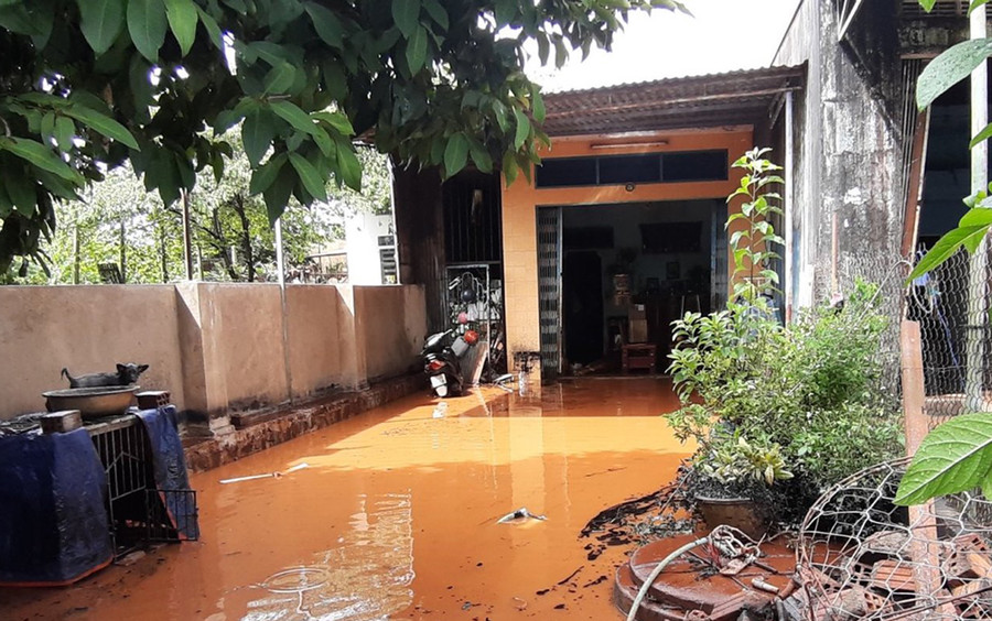  Nước ngập nhà dân trong trận mưa kinh điển đầu tháng 10-2020. Ảnh: Hà Duy