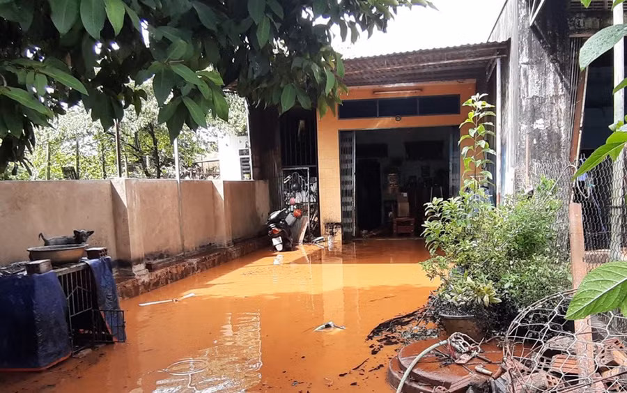  Nước ngập nhà dân trong trận mưa kinh điển đầu tháng 10-2020. Ảnh: Hà Duy